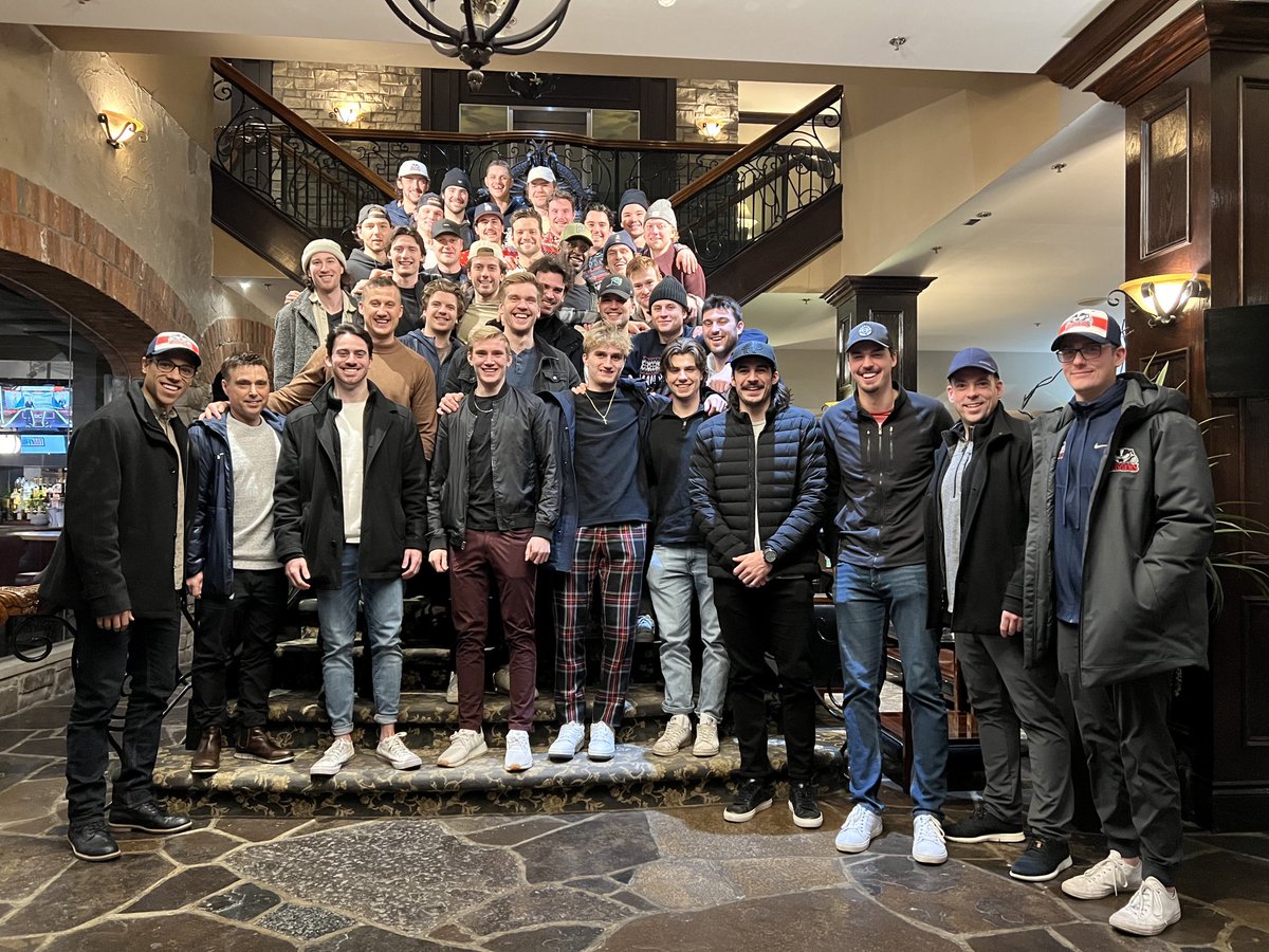 tjmanastersky's tweet photo. Special way to end the first-half with ⁦@BrockMensHockey⁩.

Thanks to Chris Knighton ‘06 for joining us for dinner and for providing a lesson in leadership.

#WeAreBadgers #SURGITE #PushOn https://t.co/QjlnyjQi1W
