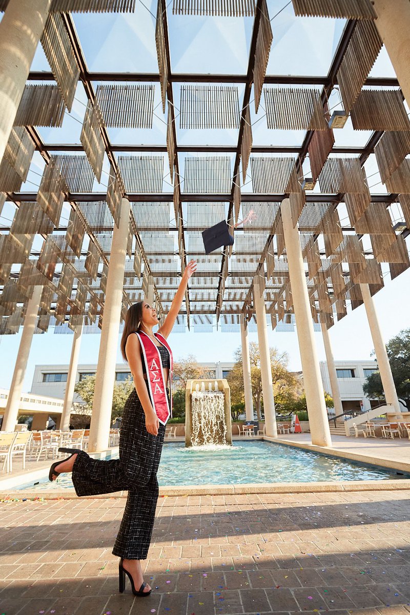 delaneyjo_'s tweet image. Degree’d up on a Tuesday👩🏽‍🎓 
Bachelor of Arts in Psychology 
4.0 semester 🍾
Much love to all the wonderful people i met along the way🫶🏽
#UTSAGrad22