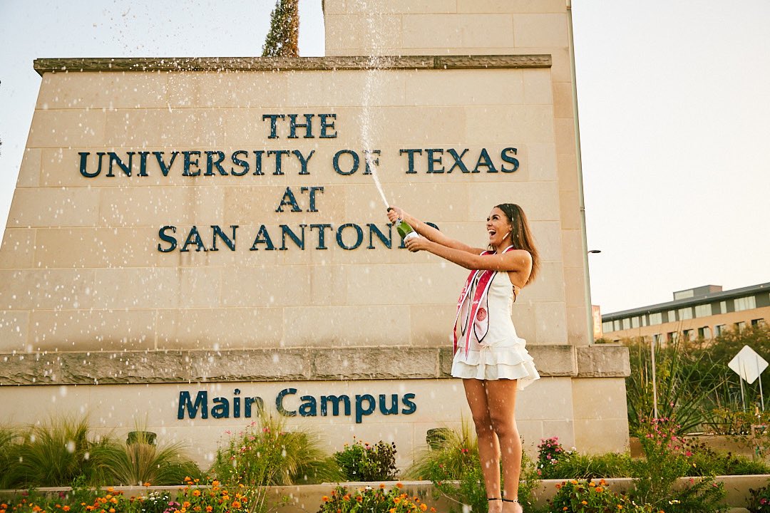 delaneyjo_'s tweet image. Degree’d up on a Tuesday👩🏽‍🎓 
Bachelor of Arts in Psychology 
4.0 semester 🍾
Much love to all the wonderful people i met along the way🫶🏽
#UTSAGrad22