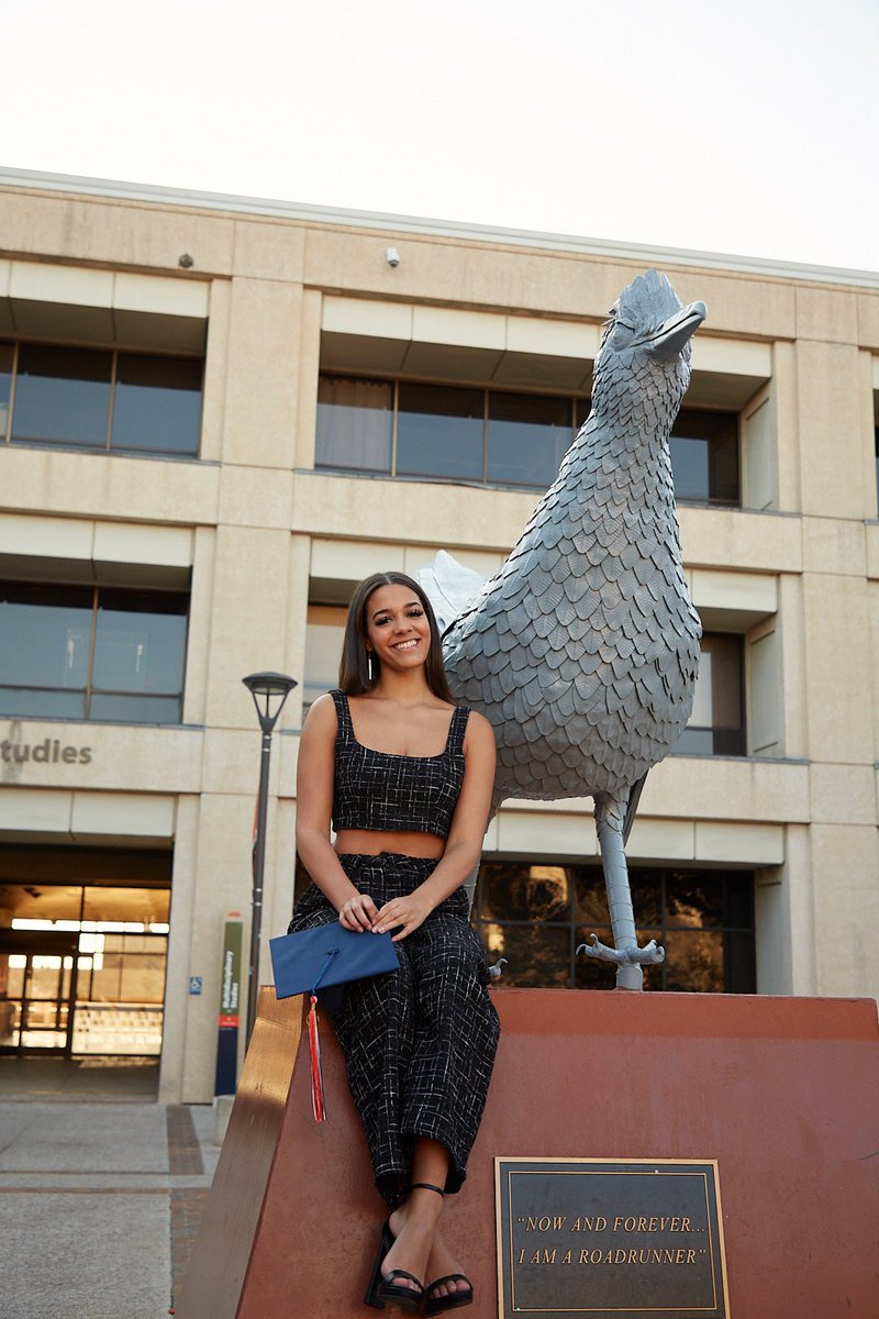 delaneyjo_'s tweet image. Degree’d up on a Tuesday👩🏽‍🎓 
Bachelor of Arts in Psychology 
4.0 semester 🍾
Much love to all the wonderful people i met along the way🫶🏽
#UTSAGrad22