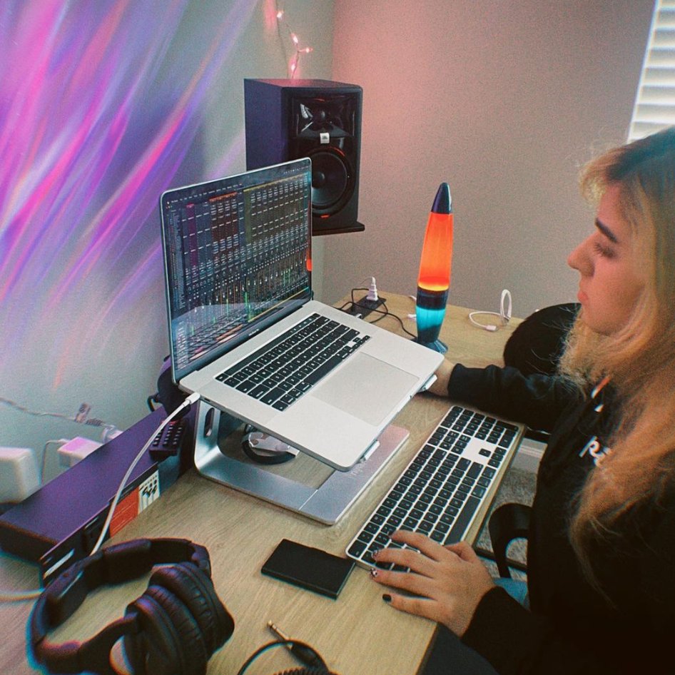 AvidProTools's tweet image. 🎶 Home studio
📷 instagr.am/angie.nsv
▶️ avid.com/pro-tools

#homestudio #recordingarts #audioengineer #musicstudio #musicproducer #protools #recordingstudio #avid