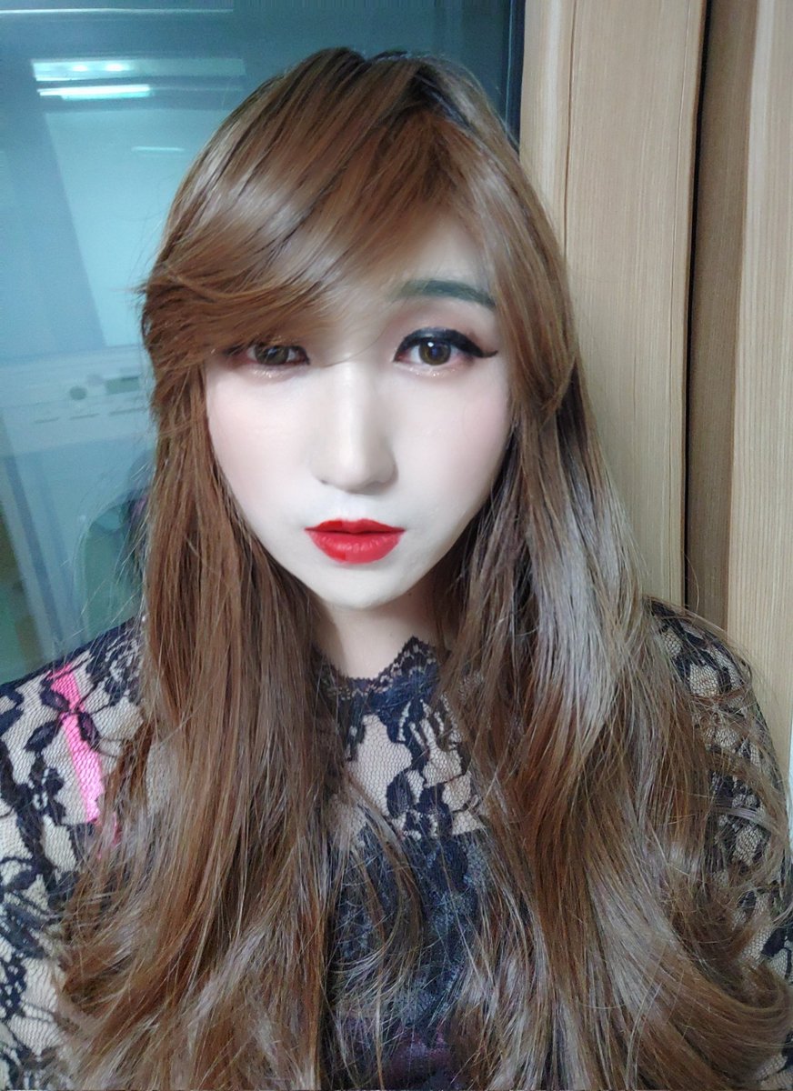 확실히 긴머리가 더 여성스럽긴 한듯
그런데, 관리가 넘 힘들어...

#CD #시디 #crossdresser #xdresser #boytogirl #sissy #여장 #크로스드레서 #女裝男子 #男の娘