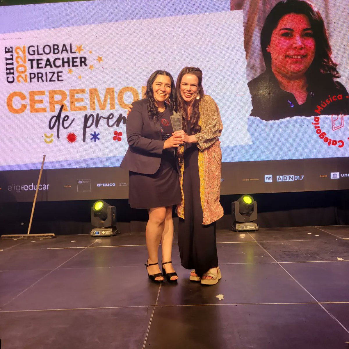 estrellaalphard's tweet photo. UN LEGADO QUE DURARÁ PARA SIEMPRE 👩🏻‍🏫📚⭐🔭
Estuve en la ceremonia del @TeacherPrize Chile 2022 en @TVN  celebrando a una nueva ganadora 🌟 @eligeeducar #educación #profesdeChile #amolapedagogía #amoenseñar https://t.co/0ZEOKOJcdZ