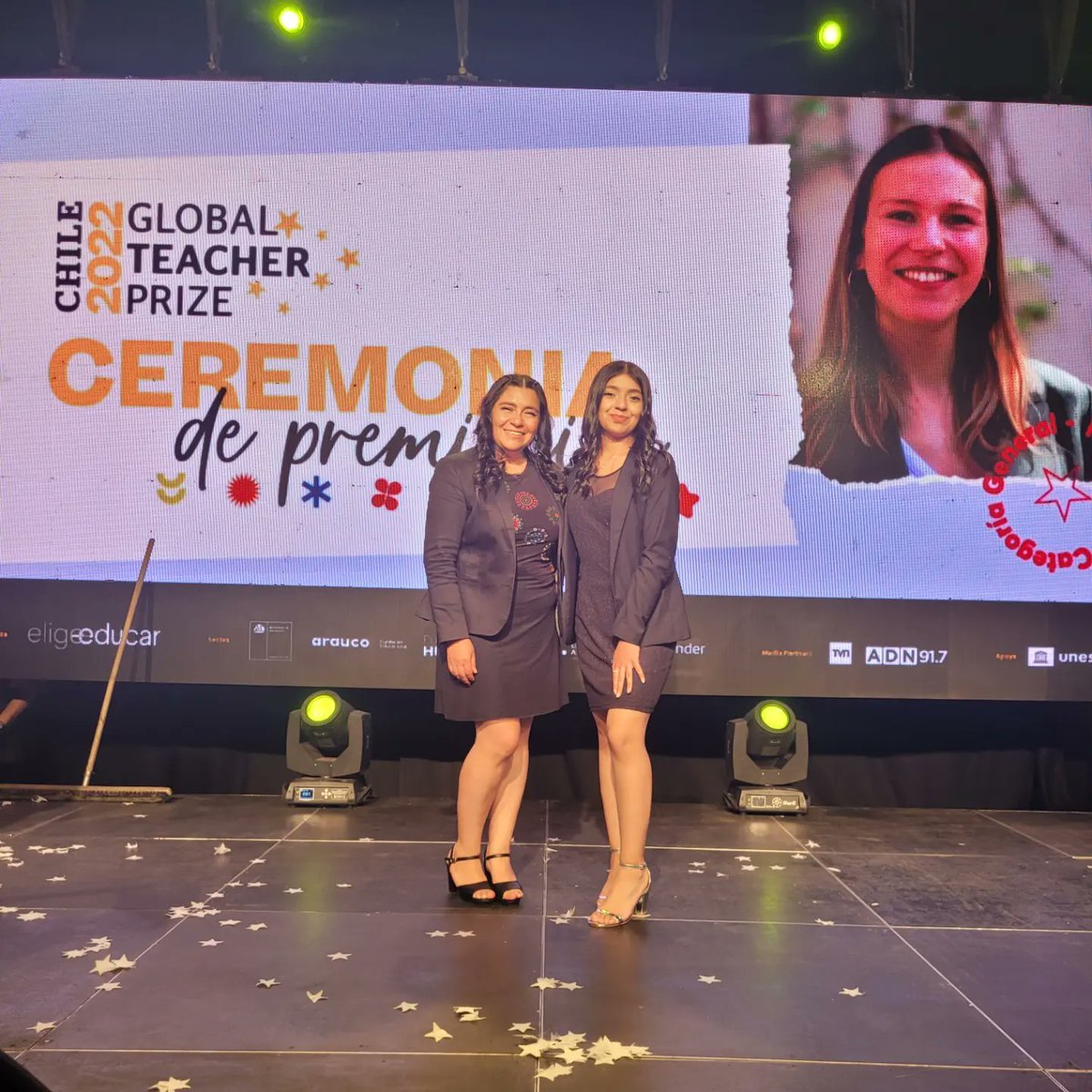 estrellaalphard's tweet photo. UN LEGADO QUE DURARÁ PARA SIEMPRE 👩🏻‍🏫📚⭐🔭
Estuve en la ceremonia del @TeacherPrize Chile 2022 en @TVN  celebrando a una nueva ganadora 🌟 @eligeeducar #educación #profesdeChile #amolapedagogía #amoenseñar https://t.co/0ZEOKOJcdZ