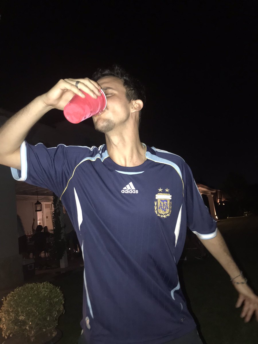 carni_voro's tweet photo. VIVO: Scaloni en la concentración en Doha https://t.co/O9ARbNMaYq
