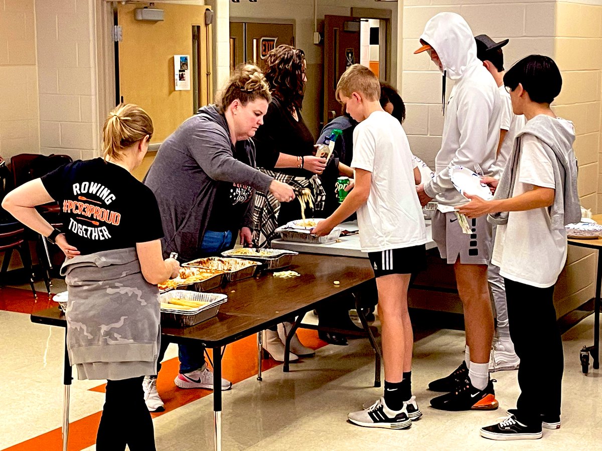 PlatteCoHoops's tweet photo. Team Dinner was awesome!  It was great to spend the evening with the players and their families.  Thank you to all that helped.  A special thanks to Mrs. Amos, Mrs. Mueller, Mrs. Wetzel, and Mrs. Wesley for serving meals.  I love seeing the boys serve their parents food first! https://t.co/NPVQec6wNR