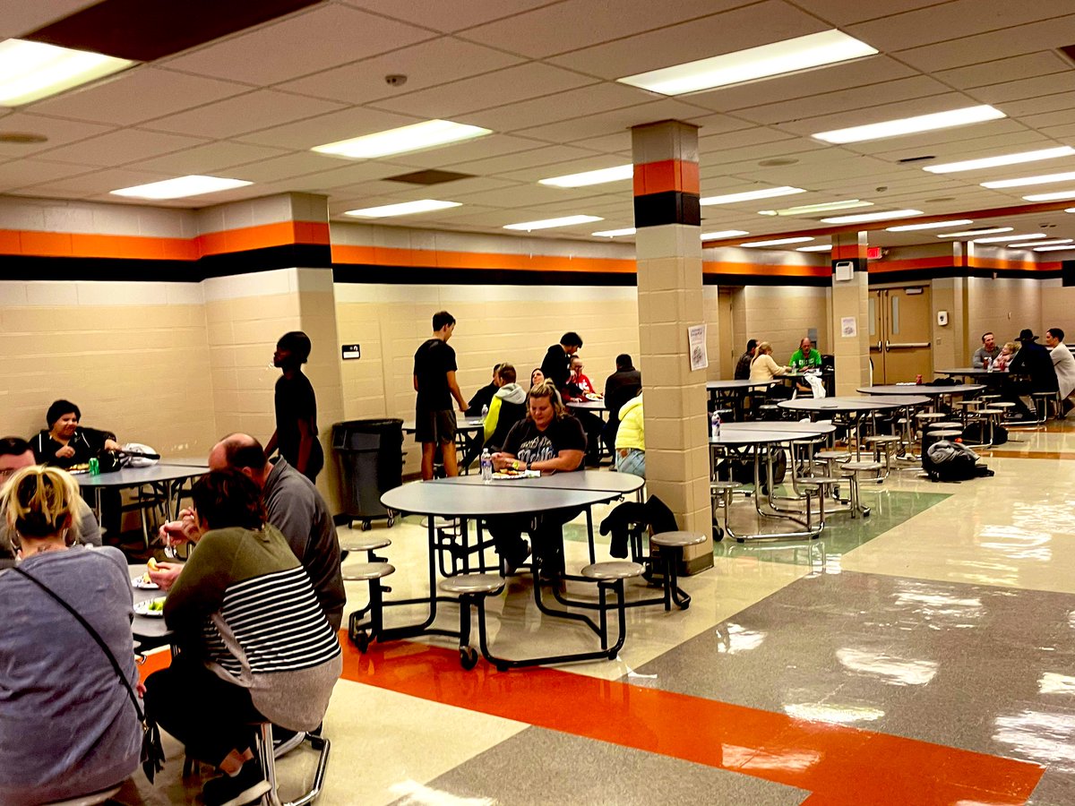 PlatteCoHoops's tweet photo. Team Dinner was awesome!  It was great to spend the evening with the players and their families.  Thank you to all that helped.  A special thanks to Mrs. Amos, Mrs. Mueller, Mrs. Wetzel, and Mrs. Wesley for serving meals.  I love seeing the boys serve their parents food first! https://t.co/NPVQec6wNR
