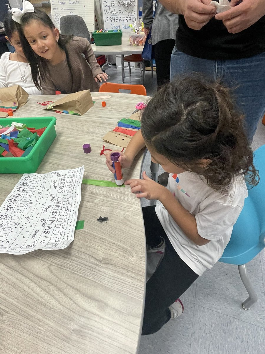 cjramirez_j's tweet photo. La Posada Mágica @ROOSEVELTELEMS was a success in Kinder. Kids loved making their piñatas!
@TRICIAORTIZ19
@gzal57 https://t.co/wJd2q24OwU