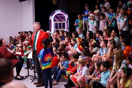 Jack_D_Johnson's tweet photo. It was a Holly Jolly Jukebox evening. Thank you 3rd graders for a great performance and to @MsCornishMusic for instilling a love of music in our Dragons! #JESfamily #DragonProud #InspireExcellence https://t.co/KOpQ4mcX6Z