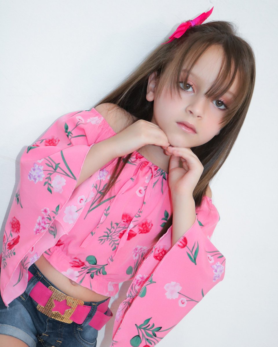 sophiatvenezia's tweet image. Ensaio de fotos na agência ,linda e cativante...#sophiatvenezia #miniinfluencerkids #modeloinfantil #modelofotograficokids #modafashion