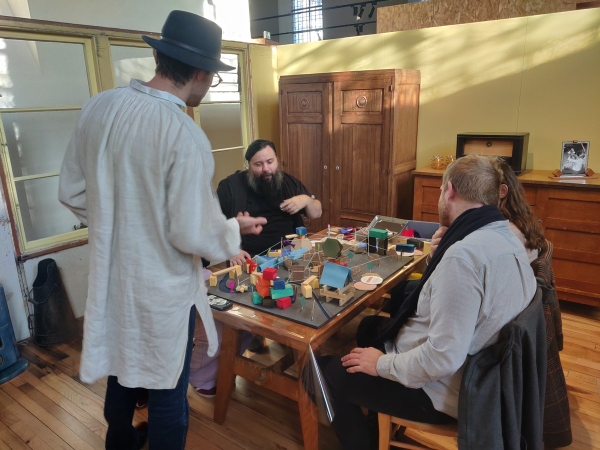 [#MonVireFantasmé]

🏗 Il y a un mois s'achevait le #museomix22 au @museedevire. Le prototype de La Virée Utopique a proposé d'incarner différents acteurs qui ont œuvré à reconstruire la ville après 1944 mais aussi imaginer des possibles sur sa cité idéale !

#Calvados #Normandie