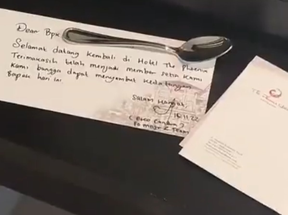 Ibu-ibu, silakan melacak suami mana yang sedang tugas ke Yogya atau sekitarnya pada tanggal 15 (atau 16) November, membawa kemeja putih lengan panjang garis-garis dengan jam tangan sport (?) di lengan kanan. Perawakan badannya seperti gambar2 berikut.