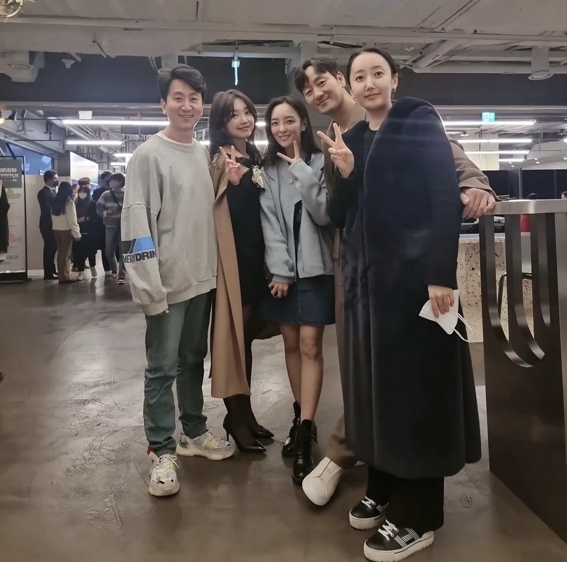 kittxxxxn's tweet photo. 종이의집 시사회 무대인사때 인질로 나왓던 배우분들 샤라웃해준 박해수 https://t.co/rDHEwd9qxw