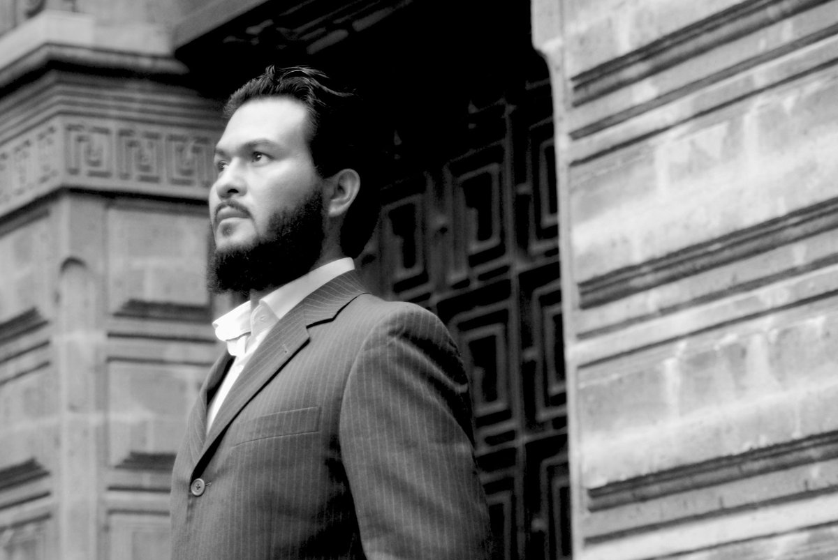 RobertoRS83's tweet photo. Los escaparates de las tiendas que se alineaban a lo largo de aquella calle parecían invitarle a uno como si fueran filas de sonrientes dependientas.
Jekyll and Hyde
.
.
.
.
.
.
.
.
#ActorLife #LatinTalent #LatinActor #MexicanActor #MexicanTalent #Teatro #Television # https://t.co/VQebDD8POe