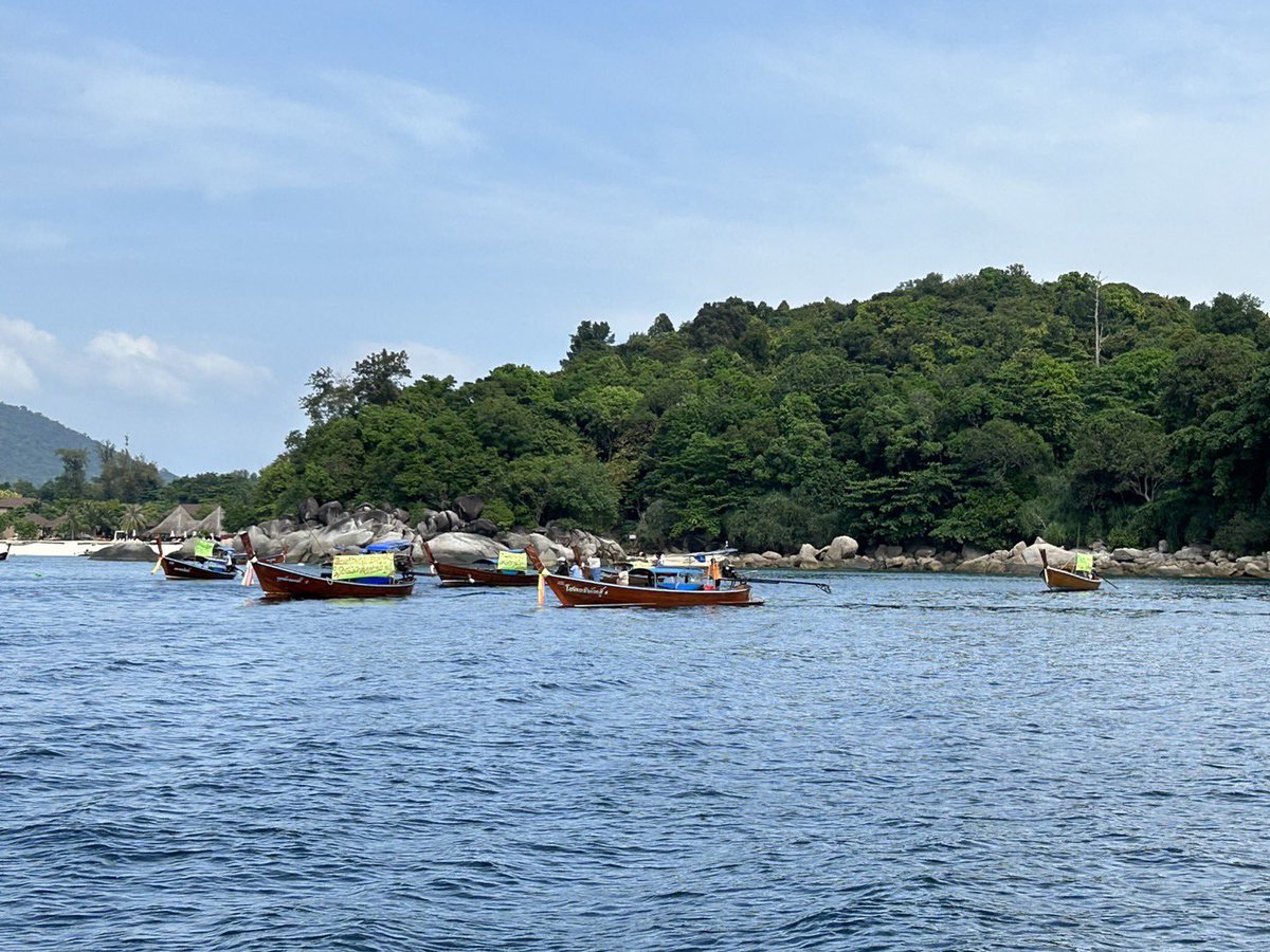 theactive_net's tweet photo. 12.50 ชาวเล #เกาะหลีเป๊ะ จ.สตูล นำขบวนเรือราว41ลำ พร้อมป้ายข้อความต่างๆ รอพบคณะของเลขานุการรัฐมนตรีประจำสำนักนายกฯ (อนุชา นาคาศัย) ที่จะมาถึงราว 14.00 น. เพื่อลงพื้นที่กรณีข้อพิพาทเส้นทางสัญจร สาธารณประโยชน์ชุมชนชาวเลเกาะหลีเป๊ะ @Link_ThaiPBS #TheActive #ThaiPBS https://t.co/3mtDVDk0VW