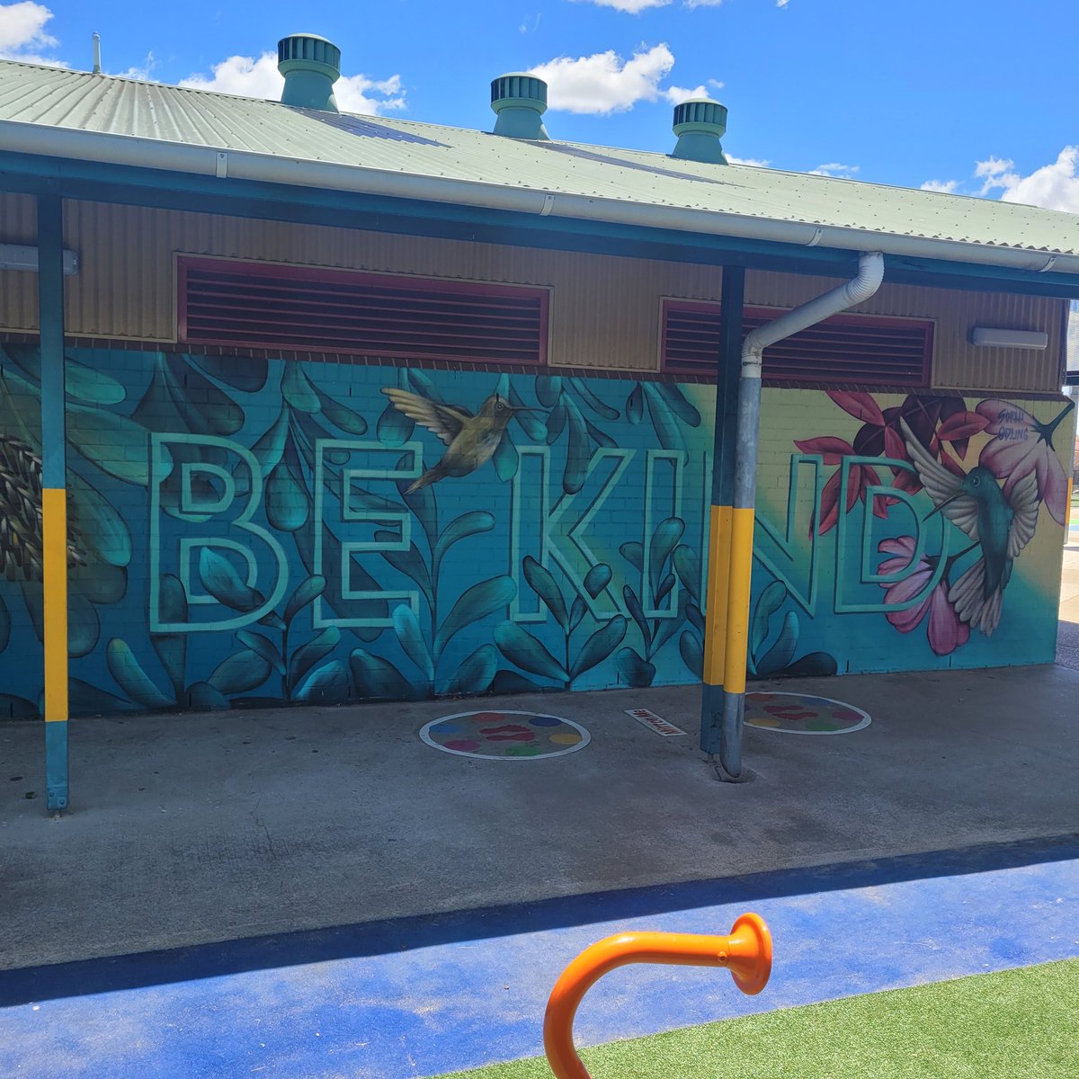 GreenwayParkPS's tweet photo. Our 4 expectations have been completed, giving students a sense of belonging when they walk through the gates. Be safe, kind, proud &amp; respectful! Thanks @sophiodling for the works of art. https://t.co/D2FCsmc8sU