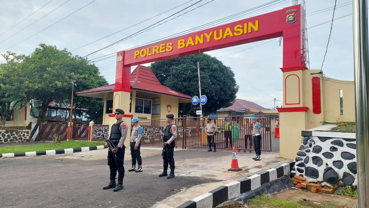 DadangArianto6's tweet photo. Propam Polres Banyuasin
Pengwasan dan pengecekan pelaksanaan  apel pagi dan kesiap Siagaan penjagaan Mako polres personil polres banyu asin pada Hari Selasa tanggal 13 Desember 2022 di lanjut kan  melaksanakan kegiatan Binrohtal (Pembinaan Rohani dan Mental) https://t.co/dripzBRZH5