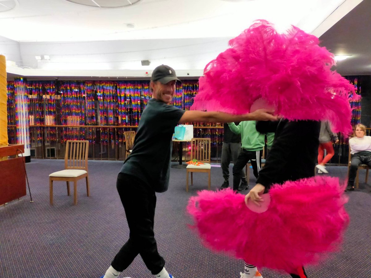 ExeterPanto's tweet photo. Oh no- fan battle! https://t.co/NgBfvmzNqI