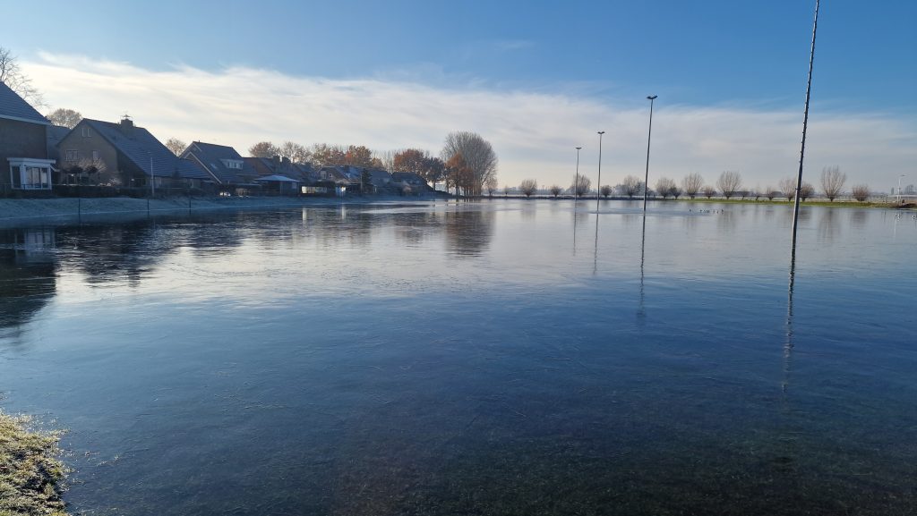 Video – IJskoorts ❄️ loopt op; ijsvereniging WVF is dag en nacht bezig met het ijs #glashelder <a href="/IJsbaanWVF/">IJsvereniging WVF</a> 
#Zwolle #westenholte #stadshagen
→ bit.ly/3iZBWzu