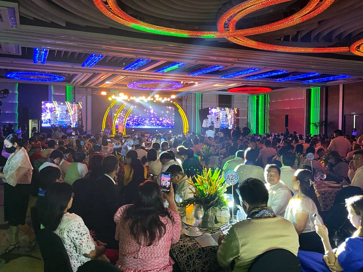 ABSCBNNews's tweet photo. Interior Sec. Benhur Abalos and executive Sec. Lucas Bersamin lead the awarding of the Seal of Good Local Governance for 2022 to over 350 provinces and local government units. | via @anjo_bagaoisan https://t.co/PIb5Hou7Pg