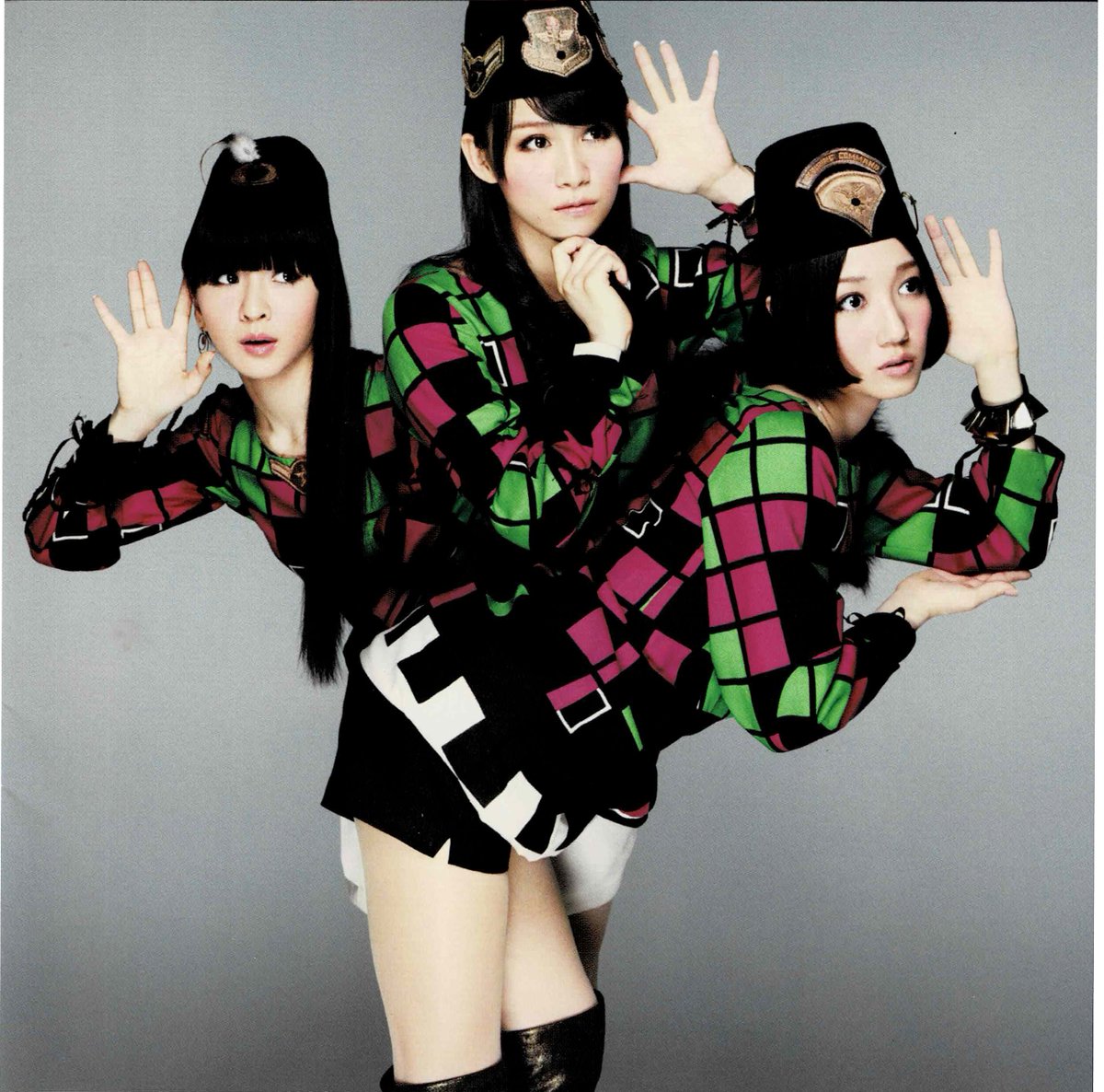 prfmarchives's tweet photo. the regular edition and limited edition covers of nee (2010) #prfm #prfm_um https://t.co/3vK8XCw0ol