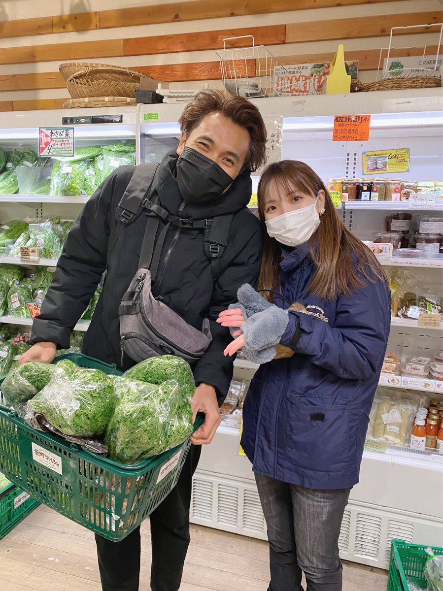 reina_mtd's tweet photo. ファミリア本店2階 #coloroftime の料理人さんと #元町マルシェで バッタリ!
買い物かごには、明日のwave!!!!でもご紹介予定の「あるお野菜」がいっぱい😲
「えっ!?葉っぱも食べられるの!?」って個人的にはビックリのお野菜!
答えは、明日の「#元町マルシェ ベジタフルライフ」で💕
#kisswave https://t.co/qWCe6xbVAg