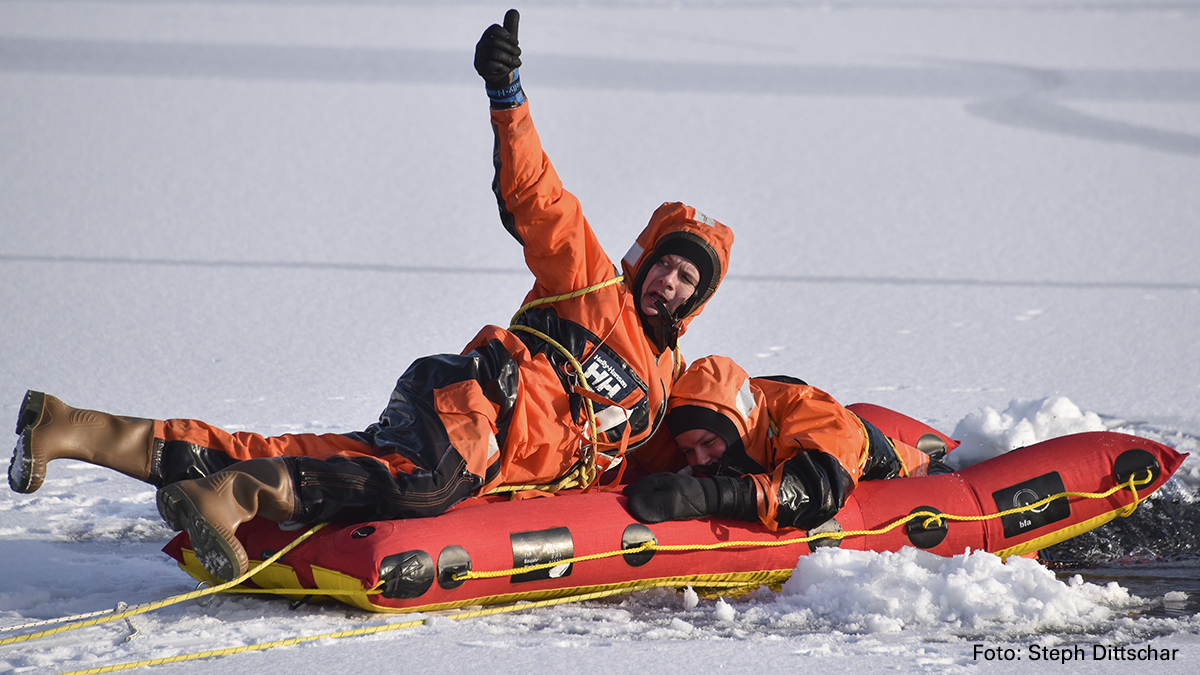 Auch wenn so manche Wasserfläche derzeit von einer glitzernden Eisdecke überzogen ist: Das Betreten kann lebensgefährlich sein, wenn das Eis noch zu dünn ist.
Mehr Infos▶️bit.ly/3uPvI8c