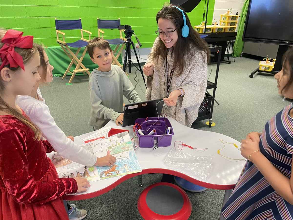 BethFisherIFT's tweet photo. Pulling all their learning together! @GoogleCSFirst Scratch @makeymakey #interactiveposters hereβs a sneak peek @Lindsey_LRES Ss will showcase their learning on Friday. @LittleRiverLCPS @csforlcps @jillbuss2014 https://t.co/ulUDBhoBSC