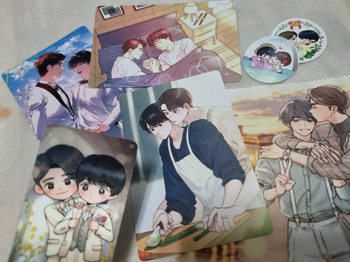 배송지연 안내드립니다😭 특전 모두 정상 제작 완료되었지만 책이 아직 제작중에 있어 이 달 내로 발송 예정입니다🙇‍♀️🙇‍♀️ 조금만 더 기다려주시면 감사하겠습니다！