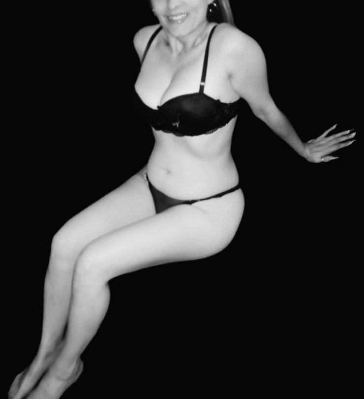 gatabella15's tweet photo. Black and white https://t.co/UolK3qN7XP