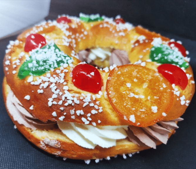 cej_oficial's tweet photo. 【CEJブログ更新】
CEJのフリーランスブロガーでスペイン食エキスパートの中大路えりかさんが、今年最後のブログ、スペインの1月6日のお菓子（ロスコン）について執筆しました！
Adelante 👉https://t.co/8GDaujRwvB

#ロスコン #スペイン料理 #お菓子 #クリ���マス #正月 https://t.co/juCVhmPItI