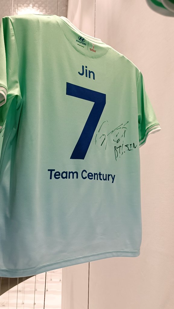 shandylady's tweet photo. The world will just be here waiting for you, Seokjin.  Stay healthy and strong... @BTS_twt
#Seokjin #SafeFlightOurAstronaut #FIFAWorldCup #QatarWorldCup2022 https://t.co/VJOmEbY615