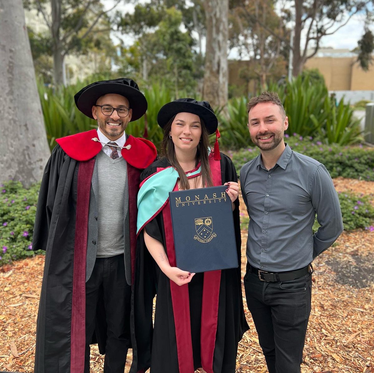 I finally had my moment in the world’s nerdiest hat and I’ve gotta say, I don’t hate the vibe. Pictured here with two of the three most phenomenal supervisors in the game, <a href="/SteveRoberts_/">Prof Steve Roberts</a> &amp; <a href="/bradyjay/">Brady Robards</a>, just missing <a href="/Karla_Elliott/">Dr Karla Elliott</a>. Thank you for everything, and yay!! 💗