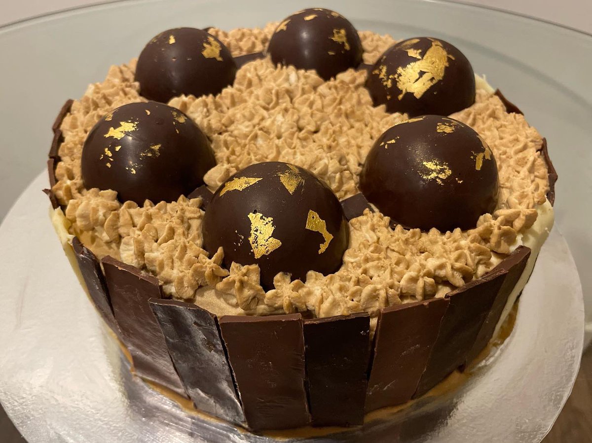 PabloDincht's tweet image. Golden benzene cake (chocolate and coffee) for @LarrosaGroup Christmas party