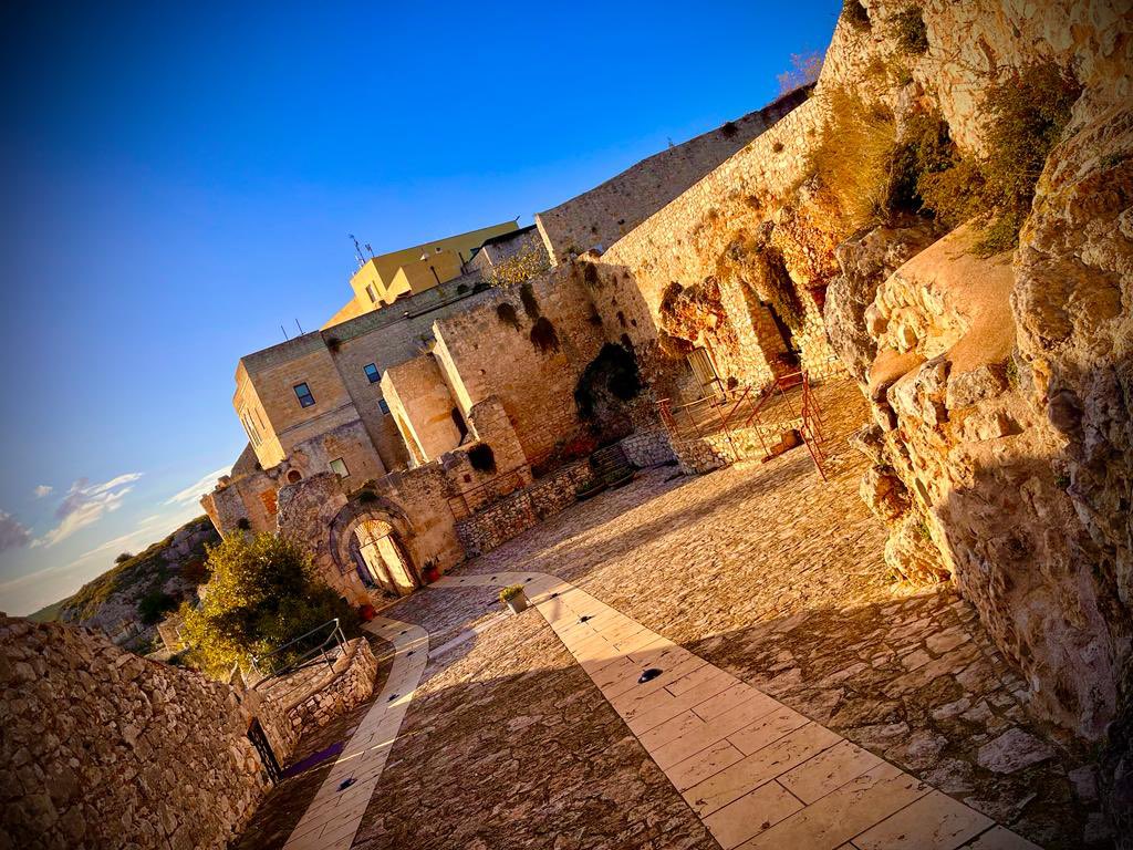 Sandranatuno80's tweet photo. Abbazia di Santa Maria di Pulsano #abbaziadipulsano #luogodelcuirefai #montesantangelo #gargano #puglia #travel #travelphotography #Traveller #travelling https://t.co/JcvJZH9sKW