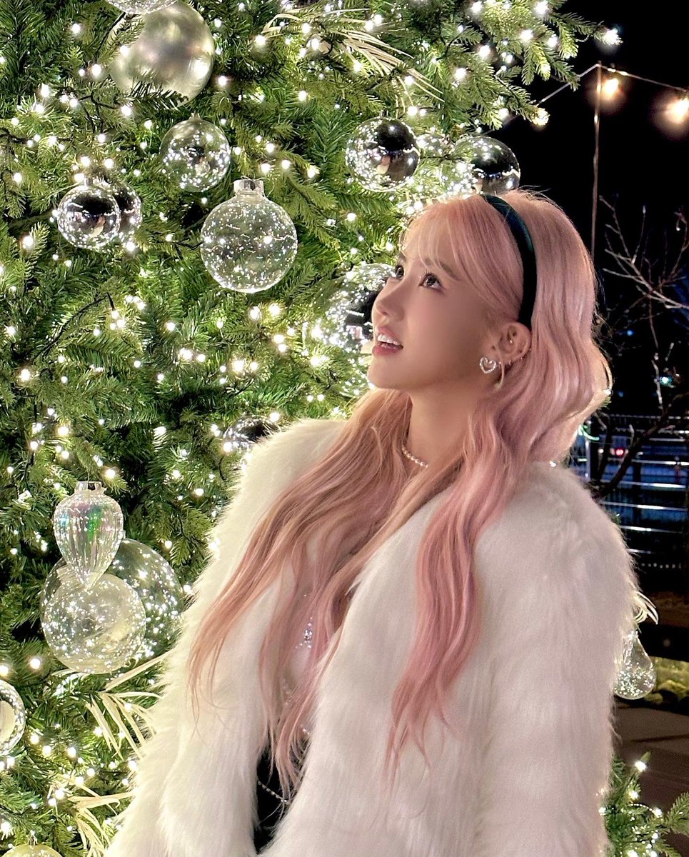 hellohouse__'s tweet photo. Hello Christmas 🎄❤️
Siajiwoo's Photo teaser #2

#siajiwoo #hellohouse #hellochristmas https://t.co/0ZVWMlexdh
