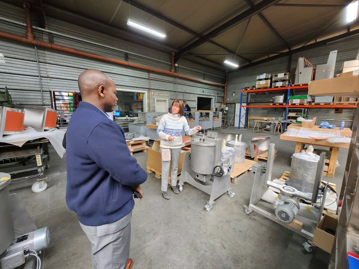 BeGhBusCouncil's tweet photo. This week BGBC President Mr. @ThomasDeBeule visited two companies active in #Chocolate 🍫 sector: Prefamac Chocolate Machines &amp; Frederic Blondeel Chocolatier together with #Ghana 🇬🇭 Embassy in #Brussels &amp; Ghana Cocoa Marketing Company based in #London, UK.

#GhanaOnTheGo https://t.co/DxX6TBHidb