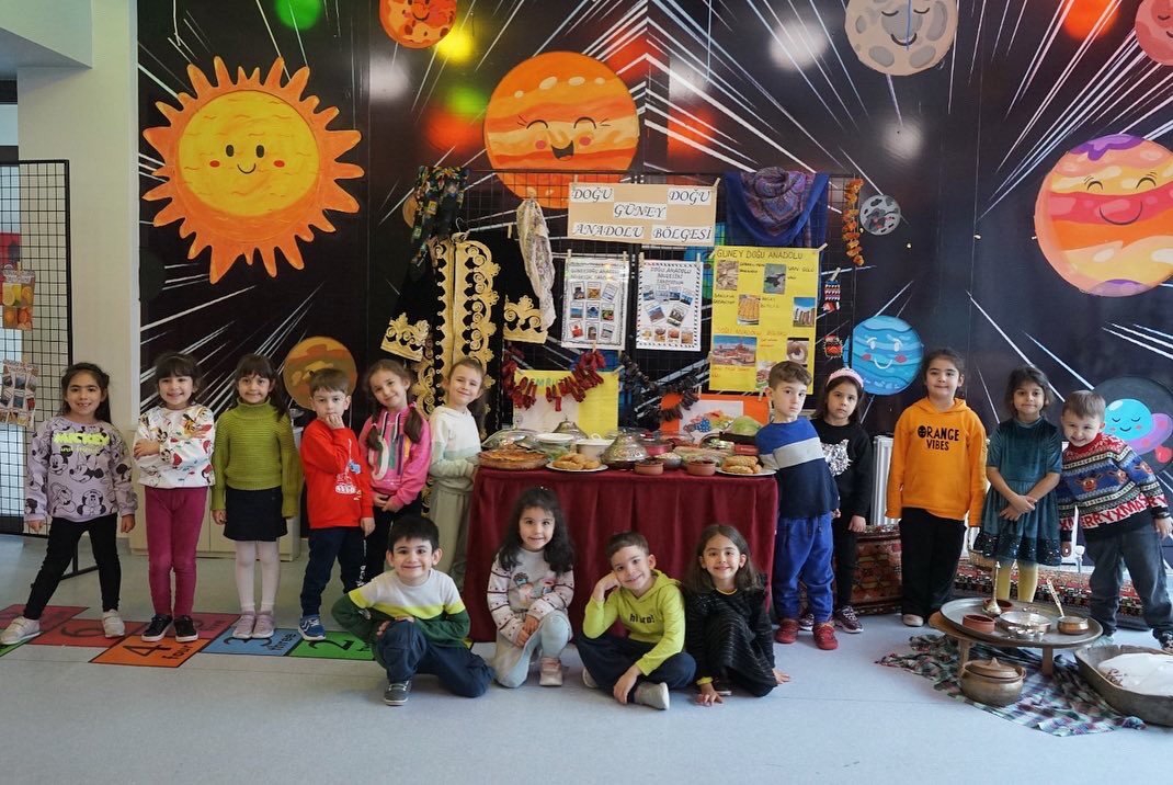 12-18 Aralık Tutum Yatırım ve Türk Malları Haftası Anaokulumuzda coşkuyla kutlandı. 

Yöresel eşyalarla süslenen Anaokulumuz renkli görüntülere sahne oldu. 🍇🍒🍎

Miniklerimiz evlerinde hazırlayıp getirdikleri yiyecekleri öğretmenleri ve arkadaşlarıyla beraber afiyetle yedi.