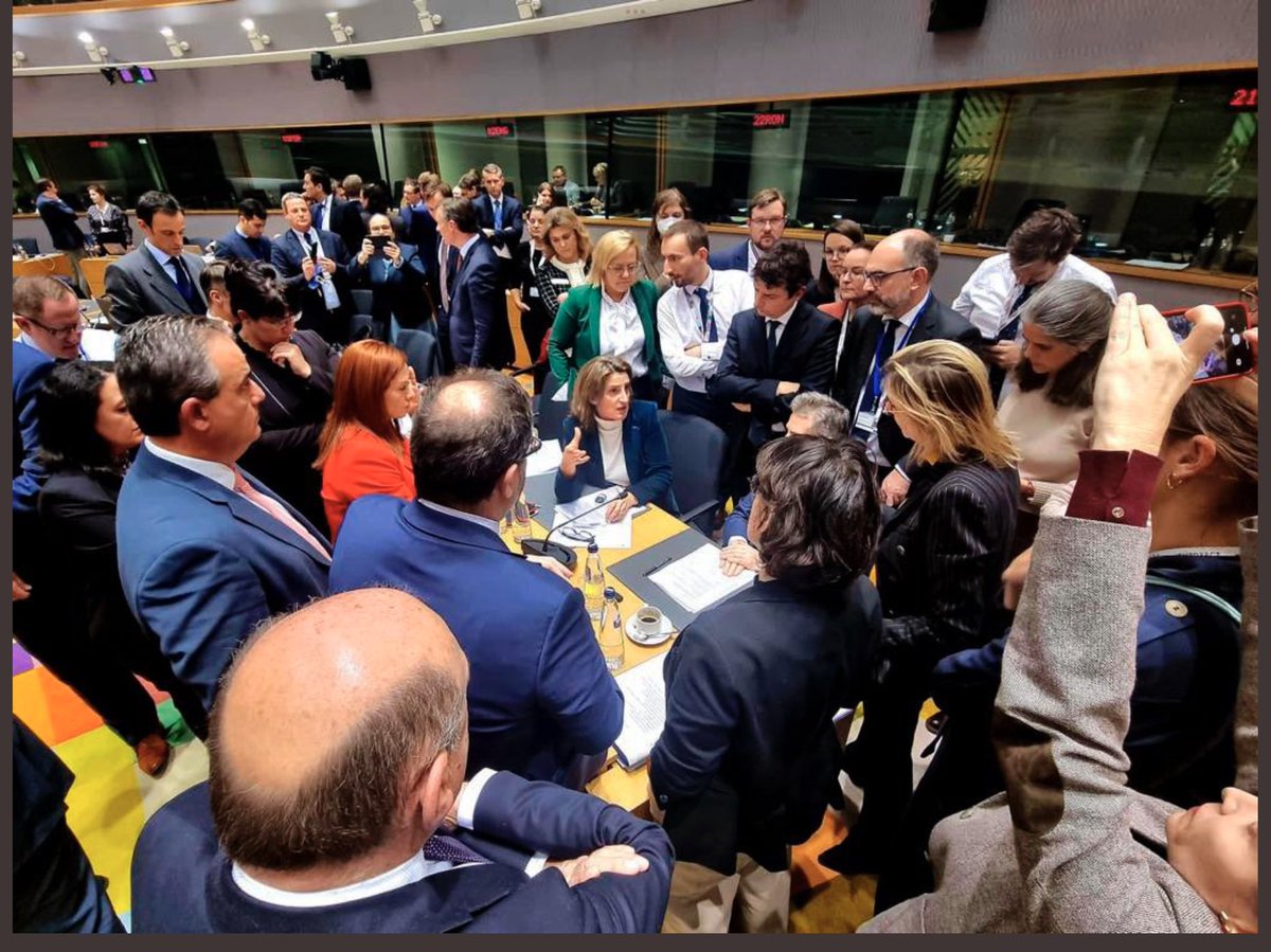 SimancasRafael's tweet photo. El todo y la nada del papel de España en Europa.

Esto es hacer patria. https://t.co/moauvqYBto