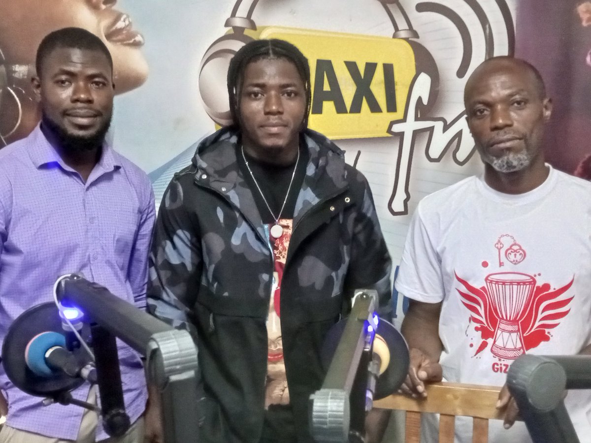 live_total's tweet photo. Ambiance de folie avec @Elmiliaro et ses invités  #boydingo  et #Akhenaton dans le  #totallivebyebye2022  sur @radiotaxifmtogo  
Merci la famille 🌟😎🇹🇬

#TotalLive https://t.co/cTZzrvAA5o