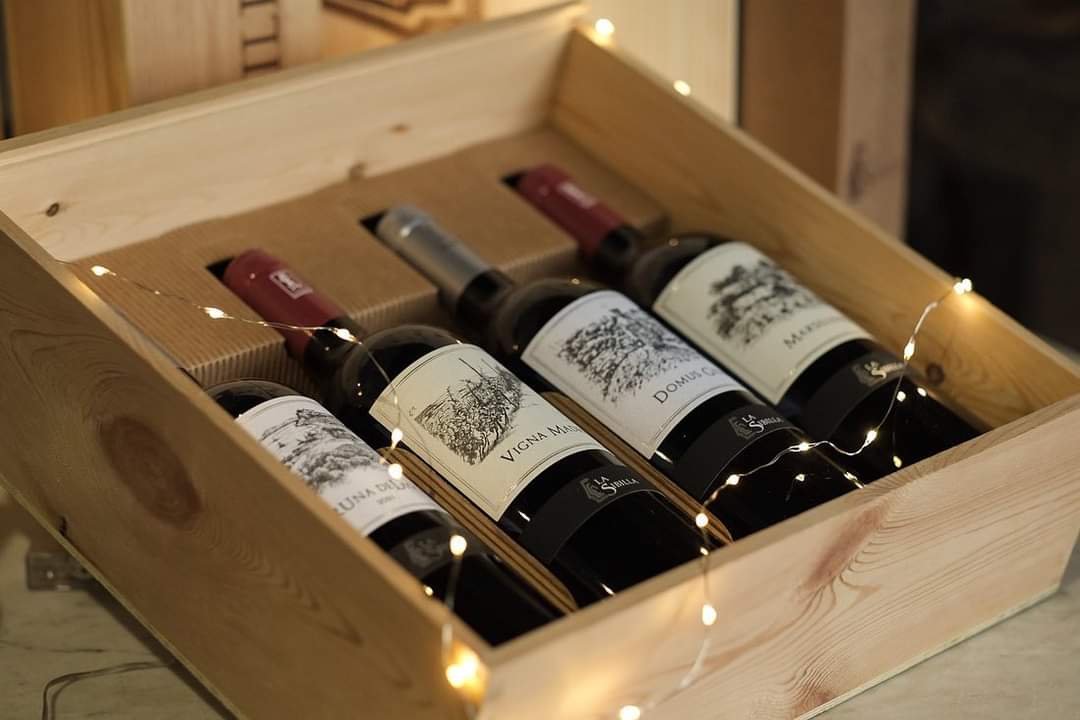 #Christmas is coming
🇺🇸Have you already tought about gifts?The wooden box was a must for us during the christmas.Essential, elegant.We waiting for you to discover all boxes and choose a right bottle#falanghina #piedirosso #crunadelago #vignamadre #domusgiulii #marsiliano #passio
