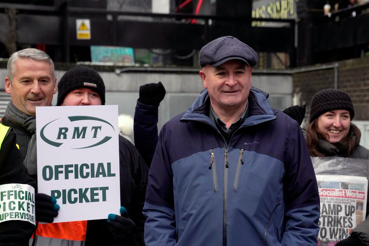 JeremyVineOn5's tweet photo. Has support for the rail strikes hit the buffers?

The Transport Secretary suggests the rail union is losing support among its workers, but what about the public?

Are you still backing the RMT? Or are the strikes ruining your Christmas plans?

#JeremyVine https://t.co/Dzk0nTtF65