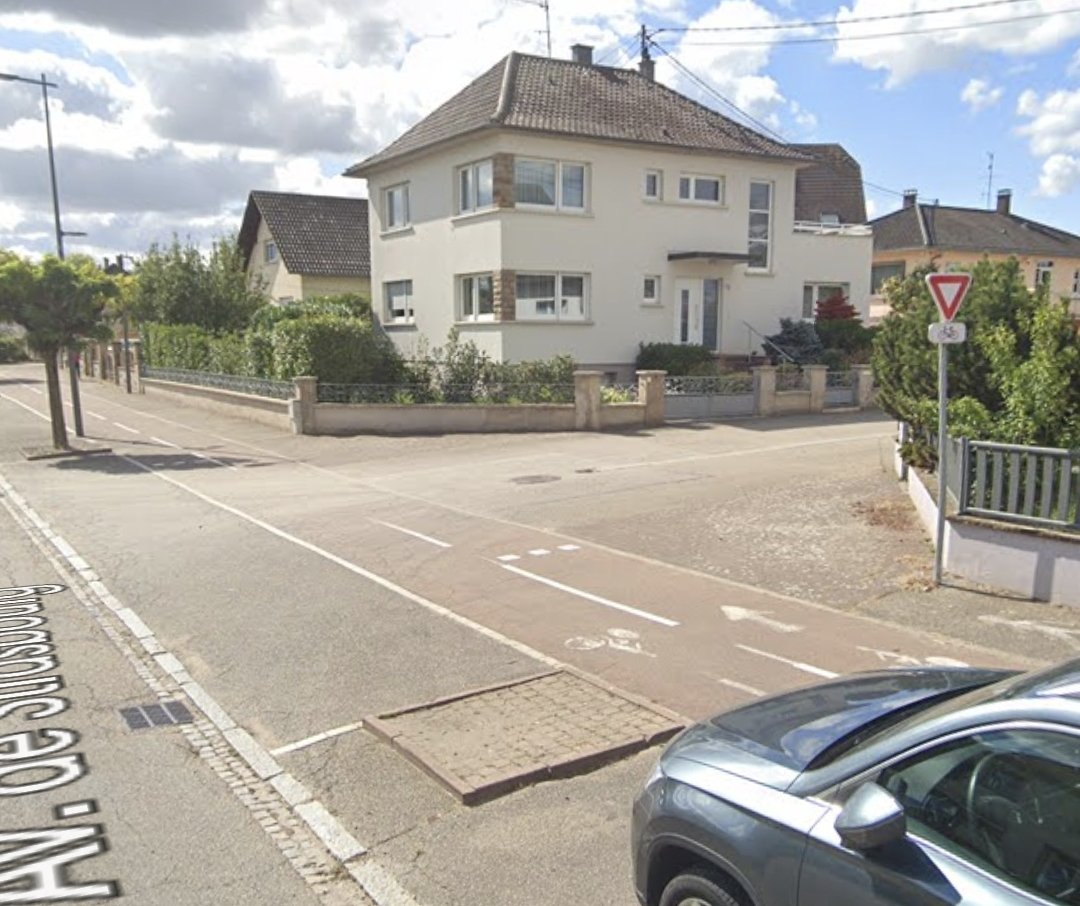 CGallioz's tweet photo. @FFVelo_officiel @RoutePlusSure @Sports_gouv @DenisVITIEL @afpfr @franceinfo Même quand la piste cyclable doit la priorité aux voies les moins prioritaires ? (R415-9 : sortie sur une route en descendant un trottoir) ? https://t.co/dConHDa3Hx