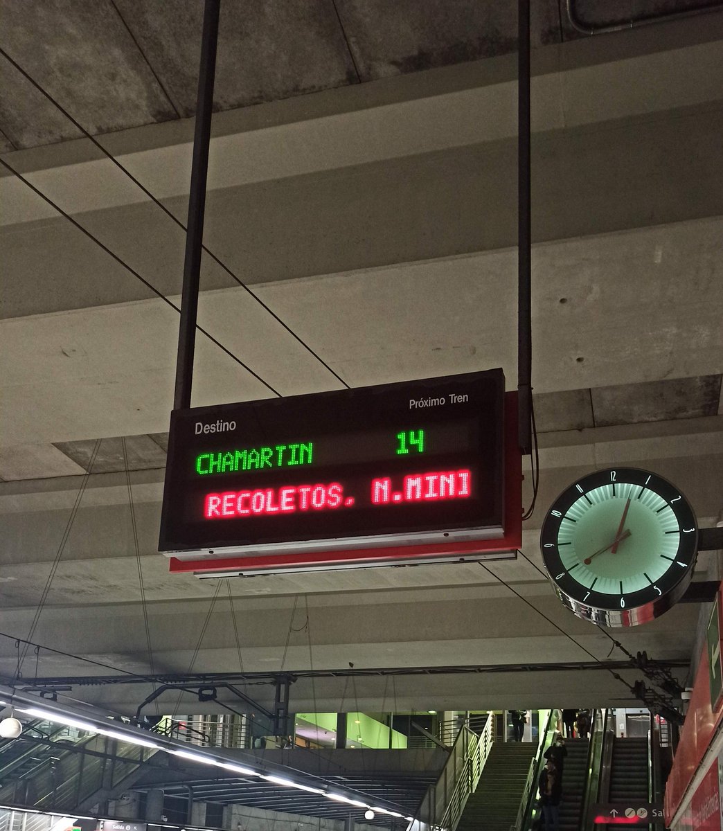 am_santamaria's tweet photo. @CercaniasMadrid @Inforenfe desde las 8 hasta las 8.15 solo ha pasado el tren de las 8.13. Más de 14 min esperando para que llegue el tren lleno Y no podamos subir. Y así cada día. Nos tenéis secuestrados. Es una  vergüenza https://t.co/1gdP5M4il6