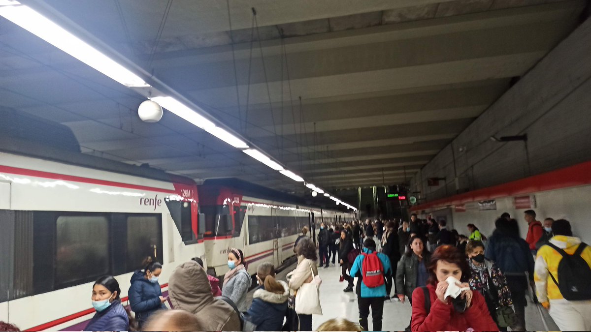 am_santamaria's tweet photo. @CercaniasMadrid @Inforenfe desde las 8 hasta las 8.15 solo ha pasado el tren de las 8.13. Más de 14 min esperando para que llegue el tren lleno Y no podamos subir. Y así cada día. Nos tenéis secuestrados. Es una  vergüenza https://t.co/1gdP5M4il6
