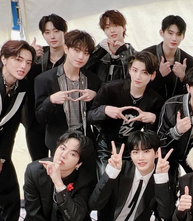 takisville's tweet photo. look at taki and yuma they’re doing the treasure sign 😭 this is so cute https://t.co/0KU0UHuYjC