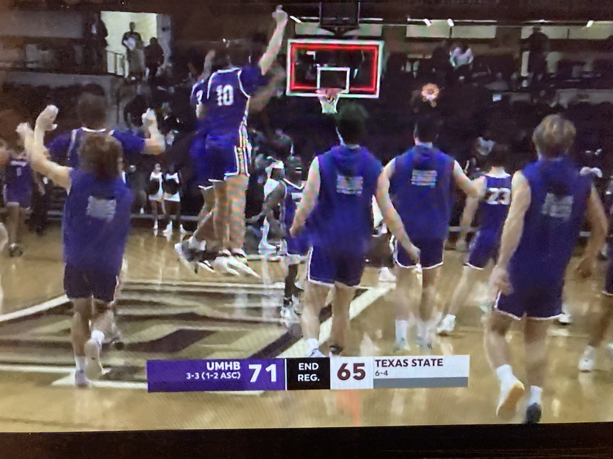 🚨D3 Mary Hardin-Baylor beats D1 Texas St. 71-65. 

UMHB had a big time and-1 late and then a huge block with :26 left. 

Tx St (6-5) had beaten Cal + URI earlier this season. 

🔥🔥🔥🔥🔥🔥🔥