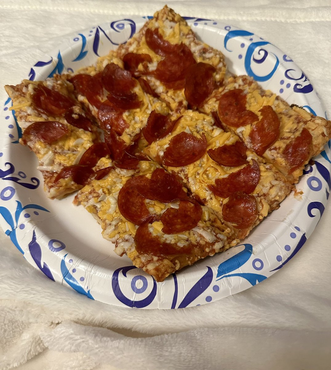 Belinda3B's tweet photo. 10pm frozen pizza in bed, not even gonna kid myself with be healthy New Year resolutions 🤣 https://t.co/5GLNUdxY0J