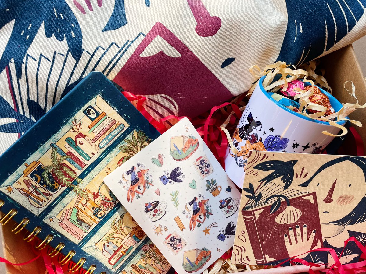paolacarola's tweet photo. Si andan buscando qué regalarles a sus amistades lectoras [o a ustedes mismas], preparé unos paquetitos de papelería para quienes amamos perdernos en las historias. 

Los pueden encontrar aquí:
https://t.co/vmtthGRF0g

[¿Me ayudan con un RT para que llegue a más personas, ♥️✨?]. https://t.co/hYpeeYFiqG