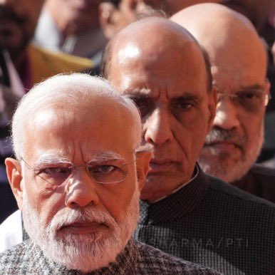 उस मुल्क की सरहद को कोई छू नहीं सकता जिस मुल्क की सरहद की निगेहबान ये आँखें